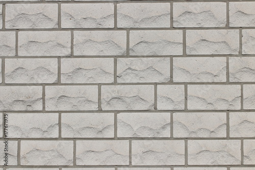 Weiße Klinkersteinmauer/ Sandstein - Fassade eines Gebäudes