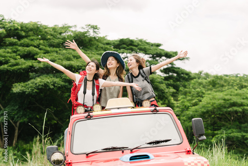 Plakat Szczęśliwy Azjatycki kobieta przyjaciół backpacker cieszy się naturę podczas urlopowej podróży ono potyka się w lesie.
