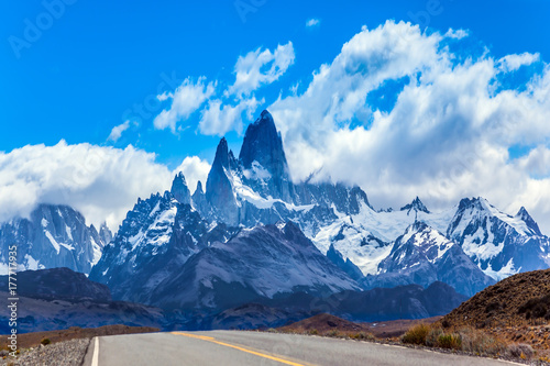 Zdjęcie XXL Dobra droga do wspaniałej góry Fitz Roy. Argentyńska Patagonia. Letnie słońce i błękitne niebo nad prerią. Pojęcie turystyki aktywnej i ekstremalnej