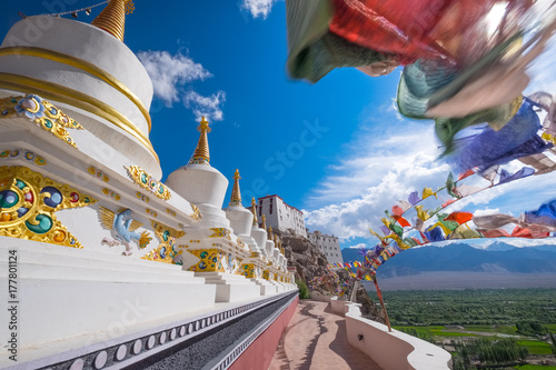 Plakat Stupas przy Thiksey monasterem, lokalizować na górze wzgórza w Thiksey wiosce na wschód od Leh w Ladakh, India.