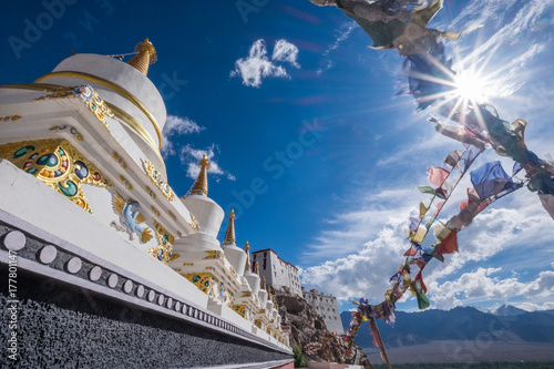 Plakat Stupas przy Thiksey monasterem, lokalizować na górze wzgórza w Thiksey wiosce na wschód od Leh w Ladakh, India.