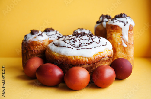 Plakat Wielkanocnego torta jajek wciąż życie. Chrześcijaństwo wakacje religia brunch, domowe pieczone deser na żółtym tle.