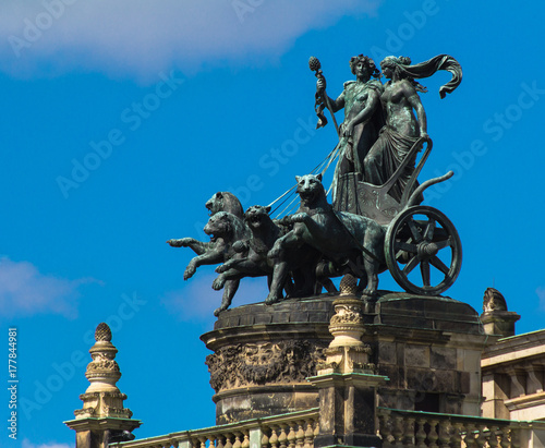 Plakat Kwadryga z Dionizosem, greckim bogiem sztuki i jego małżonką Ariadną, na dachu Semperoper, opera Sempera, Drezno, Saksonia, Niemcy