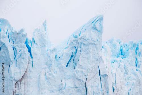 Plakat Lodowiec Perito Moreno jest lodowcem położonym w Parku Narodowym Los Glaciares w prowincji Santa Cruz w Argentynie. Jest to jedna z najważniejszych atrakcji turystycznych w argentyńskiej Patagonii.