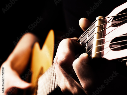 Fotoobraz na płótnie Flamenco gitara gracza zakończenie up, bawić się tradycyjnego gitary akustycznej pojęcia wizerunek my jako tło, wysoki kontrast, selekcyjna ostrość na pierwszoplanowych palcach