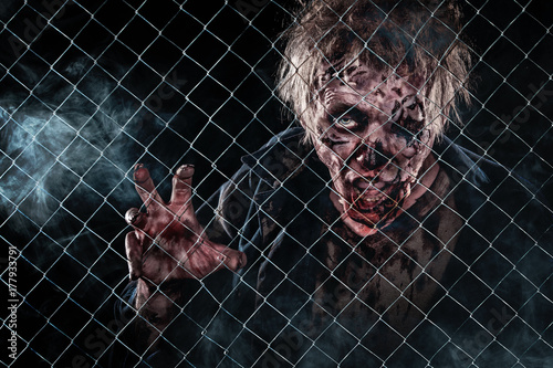 Plakat Zombie człowieka, tło Horror halloween koncepcja i okładka książki z kopii przestrzeni.