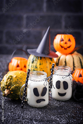 Halloween ghost-like drinks for party