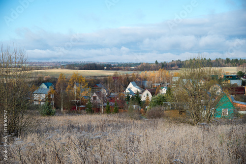 Plakat Panorama grzbietu Klin-Dmitrovsky z wioskami późną jesienią z pierwszym śniegiem, Sergiev Posad powiat, Moskwa region, Rosja