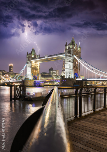 Die Tower Bridge in London bei Gewitter im Herbst in der Nacht