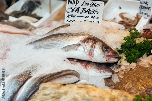 Plakat Świeżo złowione ryby morskie i inne owoce morza na wystawie w Borough Market