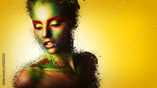 Plakat Moda model dziewczyna portret z kolorowy proszek tworzą. Piękna kobieta z jasny kolor makijażu. Zbliżenie twarzy stylu pani Vogue, streszczenie kolorowy makijaż, projekt. Czarne tło. skopiuj miejsce