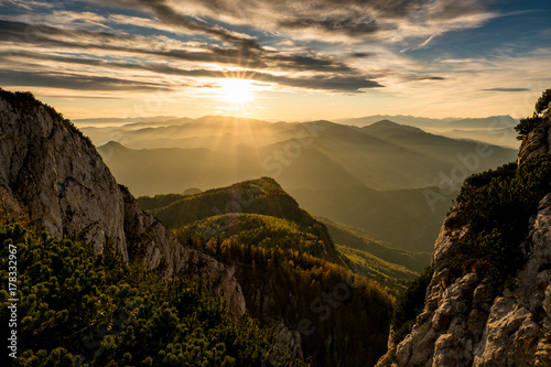 Fototapeta Sonnenuntergang auf einem österreichischen Gipfel mit Nebelschwaden in den Tälern