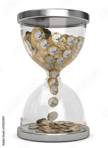 Sanduhr mit Geldmünzen als Freisteller
