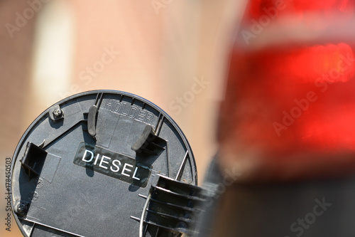 Plakat Samochód z silnikiem diesla auto silnik mgła dieselgate zbiornik paliwa zanieczyszczenie środowiska zużycie ropy naftowej węgla CO