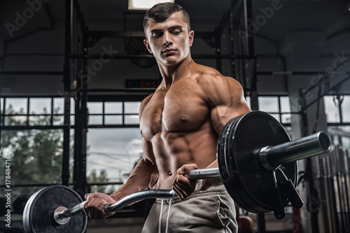 Plakat Atrakcyjny, wysoki, muskularny kulturysta, ciężki, deadlifts, w, moder, centrum fitnesu.