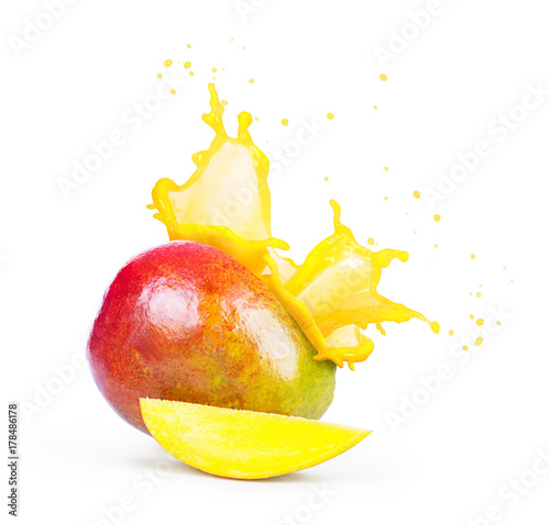Fotoobraz na płótnie Mango z pluśnięciem mangowy sok odizolowywający na białym tle