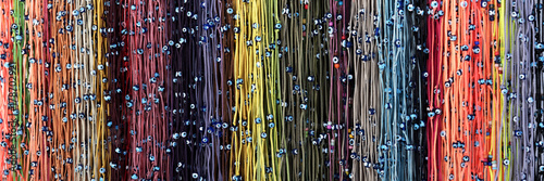 Bunte Ketten mit Glücksbringern als Hintergrund