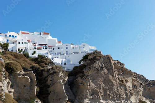 Häuser von Oia auf der Insel Santorin von unten