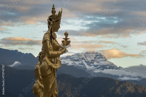 Zdjęcie XXL Posąg bogini w pobliżu Dordenma Golden Buddha, Thimphu z himalajskich szczytów w tle.