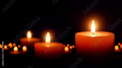 Kerzen brennen elegant im Dunkeln