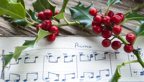 Altes handgeschriebenes Notenblatt mit Ilex Zweig, roten Beeren, Weihnachten, xmas 