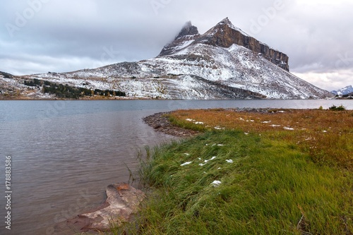 Zdjęcie XXL Jezioro Ptarmigan i górski krajobraz Reduty w rejonie Skok w pobliżu jeziora Louise. Park Narodowy Banff, Góry Skaliste, Alberta, Kanada