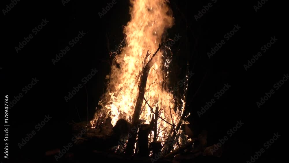 Lagerfeuer in der Nacht 4k