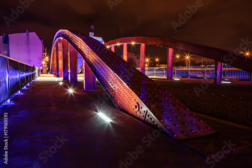 Plakat Poznań nocą, most nad rzeką Cybiną między wyspą katedralną a dzielnicą Śródka.