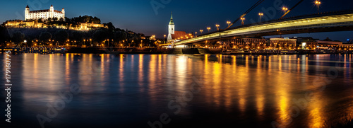 Plakat Bratislava kasztel, parlament i Nowy most nad Danube rzeką z wieczór światłami w stolicie Sistani, Bratislava