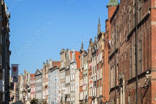 Plakat Widok na Ratusz Głównego Miasta i inne stare budynki wzdłuż Długiego Rynku przy Długim Pasie przy Głównym Mieście w Gdańsku, w słoneczny dzień.