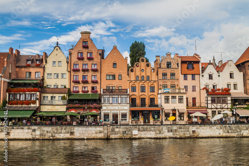 Zdjęcie XXL GDAŃSK POLSKA, WRZESIEŃ, - 2, 2016: Riverside domy Motlawa rzeką w Gdańskim, Polska.