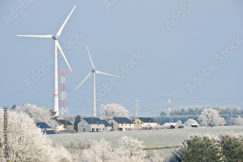 Zdjęcie XXL turbina wiatrowa odnawialna zielona elektryczność wiatr zima śnieg