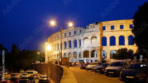 Zdjęcie XXL Pula, Chorwacja, sierpień. Wieczór pejzaż miejski przegapia Colosseum w Chorwacja