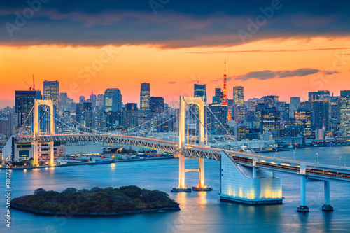 Plakat Tokio. Pejzaż miejski wizerunek Tokio, Japonia z tęcza mostem podczas zmierzchu.