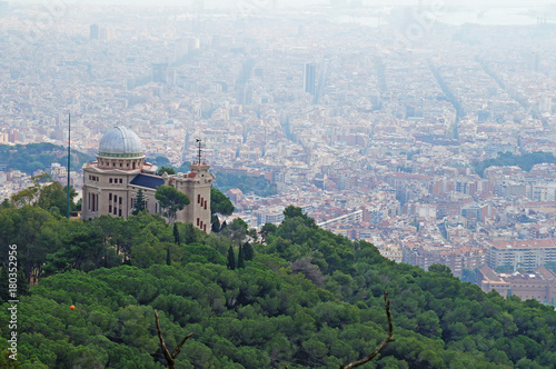 Zdjęcie XXL Tibidabo. Piękny widok na Barcelonę z góry Tibidabo. Miasto jest otoczone lasem i przyrodą.
