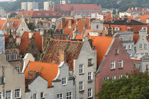 Plakat Stare budynki mieszkalne na głównym mieście (stare miasto) w Gdańsku, Polska, oglądane z góry w godzinach porannych.