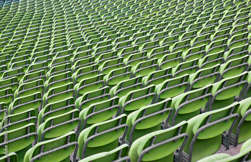 Zdjęcie XXL Rząd rzędy zieleni plastikowi krzesła w stadium, widzieć od behind
