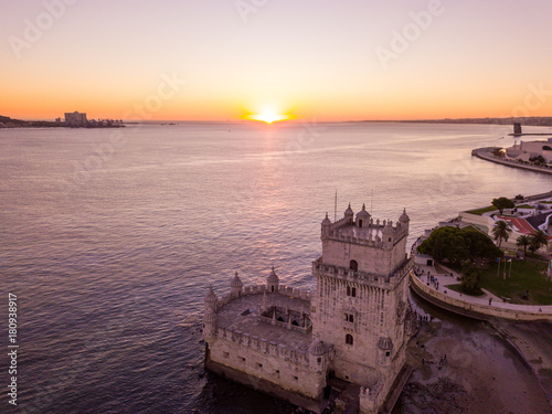 Plakat Widok z lotu ptaka na Belem góruje podczas zmierzchu w Lisbon, Portugalia. Niesamowita scena w Lisboa.