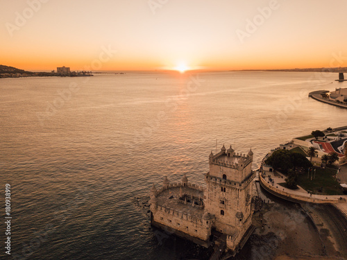 Plakat Widok z lotu ptaka na Belem góruje podczas zmierzchu w Lisbon, Portugalia. Niesamowita scena w Lisboa.