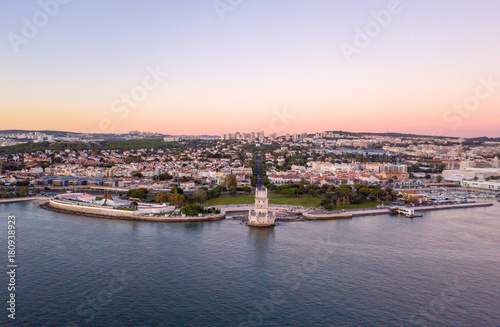 Plakat Widok z lotu ptaka na Belem góruje podczas zmierzchu w Lisbon, Portugalia. Niesamowita scena w Lisboa.