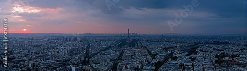 Plakat Widok z lotu ptaka przy zmierzchem wieża eifla i losu angeles obrona w tle, Paryż, Francja