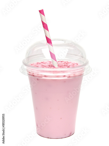 Plakat Truskawkowy milkshake wewnątrz bierze oddaloną filiżankę odizolowywającą na białym tle
