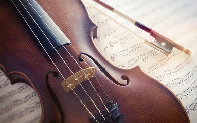 Violine mit Bogen auf Notenblättern