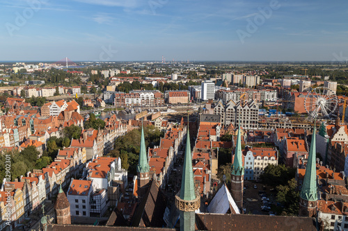 Plakat Stare budynki i wieże kościoła Mariackiego na głównym mieście (Stare Miasto) w Gdańsku, Polska, oglądane z góry w słoneczny dzień.