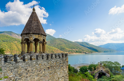 Plakat Ananuri to kompleks zamkowy na rzece Aragvi w Gruzji. Zamek Ananuri znajduje się około 70 kilometrów od Tbilisi.