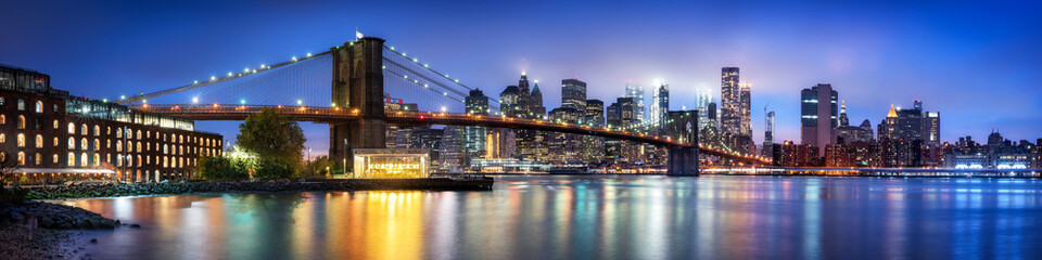 Brooklyn Bridge Panorama mit Manhattan Skyline im Winter