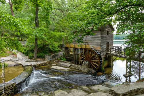 Plakat Old Mill - szeroki kąt widzenia letnie Grist Mill w Stone Mountain State Park, Atlanta, Georgia, USA.