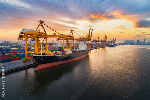 Plakat Widok z lotu ptaka portu firmy z Shore żurawia ładowanie kontenerów w statek towarowy. Kontenerowiec w eksporcie importowym Koncepcja międzynarodowego transportu i logistyki biznesowej.