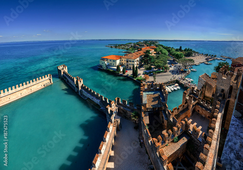Zdjęcie XXL Panoramiczny widok z lotu ptaka na dziejowym grodzkim Sirmione na półwysepie w Garda jeziorze, Lombardy, Włochy