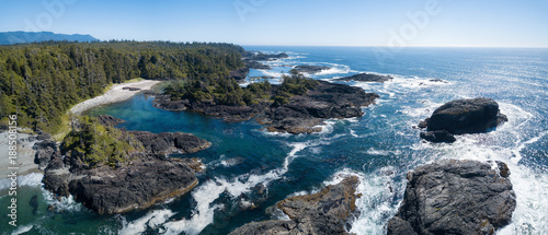 Plakat Powietrzny panoramiczny seascape widok Skalisty wybrzeże pacyfiku podczas wibrującego pogodnego letniego dnia. Podjęte w pobliżu Tofino, Vancouver Island, British Columbia, Kanada.